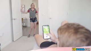 Smulkus Žingsnis sis praranda savo nekaltybę su Bro