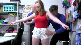 Peituda teen piadas sobre galos difíceis de dois guardas