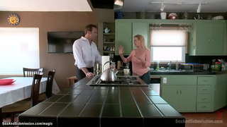 Seksi stepdaughter Belle Noire premakne domov za poletje in ko ji je mama proč ji stepdad Steven St Križa uvaja njen bdsm spol