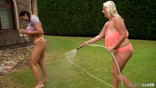 Dildo Futjen dhe Titty Gjiri për Dy Busty Lezbiket