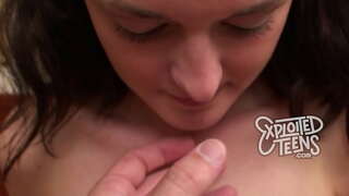 Yeniyetmə ilə косичками verilir ilə başını onun ilk porno