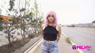 ���៉េមិនបានរកឃើញការងារនៅក្នុងប្រទេសរបស់នាងហើយនាងបានរកឃើញខ្លួនឯងនៅក្នុងតម្រូវការដើម្បីផ្តល់ឱ្យរាងកាយរបស់នាងនៅក្នុងផ្សារសម្រាប់ប្រាក់