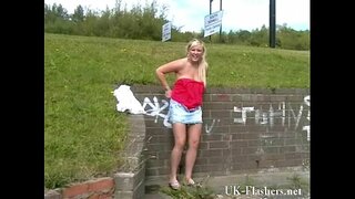 Flava parvulus Lenas publica nudity et busty coruscans anglorum amicae ostendens