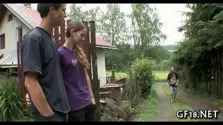 Att babe sprider benen brett isär