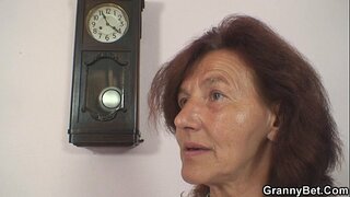 Õmblemine vana vanaema ja poiss