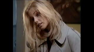 Gina Wild rykk hennes mann mens du er på telefonen så gjør ham cum før hun forlater