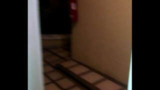 Bean Cojiendo ann an taigh-òsta le doras fosgailte rich moans