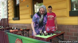 Malalaking utong lola fucked mahirap