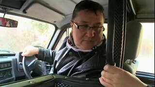 Hadjara קאַטשאַז אַ פאָר מיט אַן אַלט מענטש