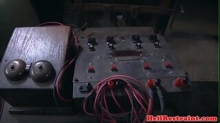 Electro-bdsm sub dominat pel mestre