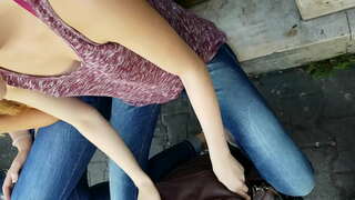 Downblouse flickor i gatan offentliga