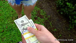 Блондинка менен пузырчатым задом трахается нарын гараже карата маттык