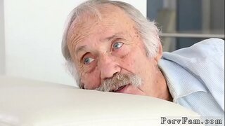 Солодку молодку жорстко трахнули