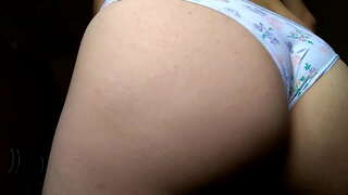 Kënaqësia e një cd është aktive në brekët e saj