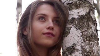 Քաղցր երիտասարդ կին Николина հանում է հագուստը անտառում