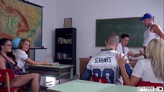 Teens Dolly Diore &amp;amp; Cathy Ĉielo dividi lingvohelpanto koko kun du kornecaj amikoj en la klasĉambro