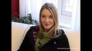 Super blonde, stocking, at gumaganap sa kanyang masikip na puke