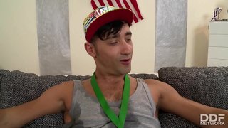 Masuwerteng nagwagi ang buhok Anita B. up ang kanyang asno habang lesbo kabataan Jenny, brown ang buhok, basa tinggil