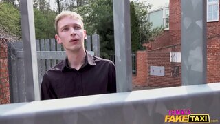 ווייַבלעך טאַקסי ברונעט געכאפט פּלייינג מיט איר לאָך דורך באָכער ווייַטער טיר