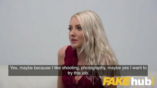 Pekeng Ahente Sexy Helen fucked sa labasan sa pamamagitan ng mga ahente ng titi