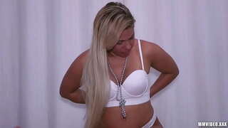 Malaking Puke Brazilian ay makakakuha ng kahanga-hangang pinutukan sa mukha