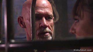 Lumang master, suso, brown ang buhok alipin malalim hanggang sa bangs ang kanyang puke sa lubid na itinali