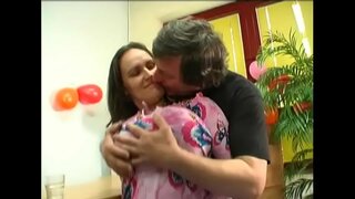 Vigorous ผู้หญิงเจนนี่กับใหญ่ตามธรรมชาติอนมไข่ถูล่อนนอนกับผู้ชายจากข้างหลัง