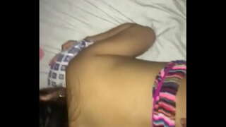 Зани дар цветастом чулке наметавонад ояд аз худ затычки барои сурин дар ҳоле дароз