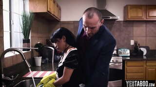 Brown ang buhok alilang babae chick ay makakakuha ng magaspang fucked mula sa likod