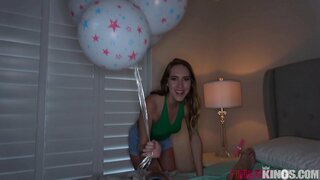 Step-Kapatid na babae ay Nagbibigay sa Masikip na Kapatid na lalaki sa B-Day