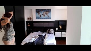 Миний эхнэр намайг явж ажиллах