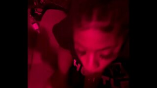 Ebony Anchúinse draenacha mo BBC sa seomra ar ais stiúideo