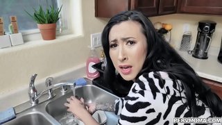 Хот мама Лили Лане жели да јој пасынки пио сок, тако да она вози на њему, док брише рубље