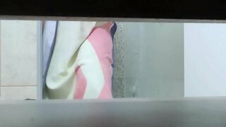 La hermana con la marquita caliente, se escribe, tomando un baño, sin saber