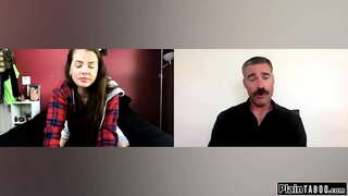 Peituda adolescente para chegar espido ifo súa perv conselleiro.Ela colle seus peitos grandes e agarra o seu xoguete.Ela deepthroats e fode o seu bichano peludo