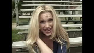 ���ાંબા વાળ સાથે શિંગડા સોનેરી વસવાટ કરો છો ખંડ માં હાર્ડ ટોટી સવારી પ્રેમ