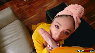 Миний ер бусын stepmom Кали Ли deepthroats миний том дик дараа overhearing намайг утсаар