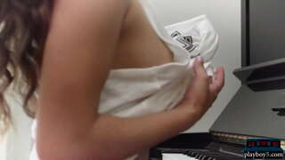 Centerfold pornstar උමා Jolie ලකුණු පෙන්නුම් ඇය පුදුම ස්වභාවික ශරීරය