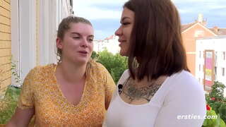 Naughty havaskor lesbians uy bo'ylab uni qilish 